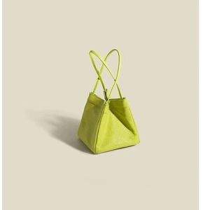 Borsa trapezoidale minimalista in pelle PU verde lime con texture premium e manico