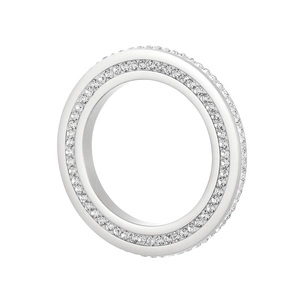 Bague en acier titane argenté avec petits diamants ronds pavés sur fond blanc professionnel