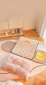Detail van de afneembare rits en de roze stippenstof op het warme huisdierkussen