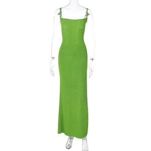 Détail d'une robe longue verte moulante avec découpe au dos et fente latérale haute