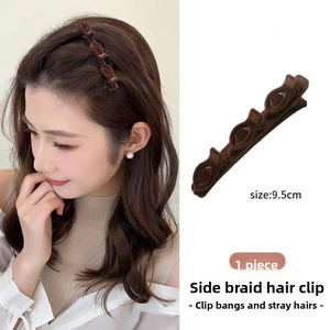 Detail view of 9.5cm brown double-layer hair clip for side braiding and fringe styling