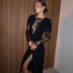 Sexy schwarzes Langarm Maxikleid mit V-Ausschnitt, Spitzenbesatz und Seitenschlitz für Damen