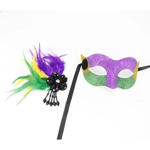 Masque de mascarade Mardi Gras avec plumes violettes vertes et dorées sur blanc