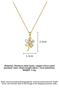 Detailansicht der goldenen Kleeblatt-Halskette mit Zirkonia-Inlay und Maßangaben