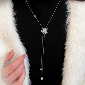 Vue détaillée du collier élégant en perles argentées avec pampilles sur un mannequin