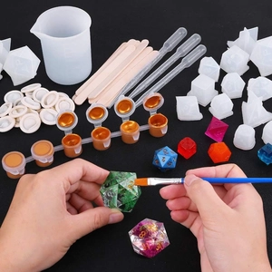 Détail montrant la peinture dorée des chiffres sur un dé polyédrique en résine DIY