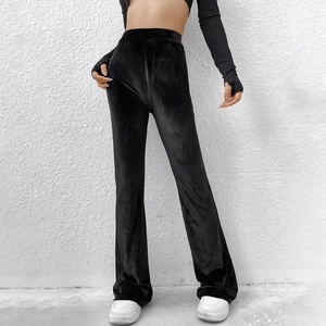 Detail der luxuriösen Samt-Textur und des High-Waist-Falls dieser ausgestellten Hose