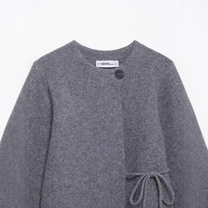 Gilet en maille gris foncé pour femmes avec poignets fendus et lien à la taille