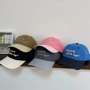 Vista detallada del bordado 3D en gorras de béisbol de algodón de varios colores