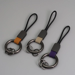 Vue détaillée de porte-clés en cuir en finitions orange-brun, beige et violet