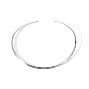 Detailansicht eines polierten silbernen Titanstahl-Chokers mit minimalistischem offenem Design