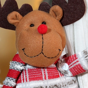 Weihnachts-Rentier Vorhanghalter mit festlichem Strickpullover und Karo-Details im Design