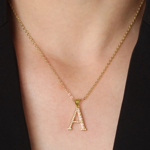 Collier avec pendentif lettre A plaqué or 18k et zircons brillants sur mannequin