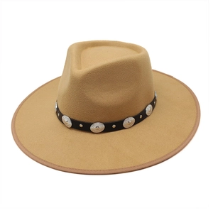 Detailansicht von khakifarbenem Fedora-Hut mit schwarzem Lederband und Silbernieten