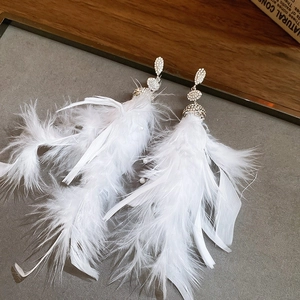 Eleganti orecchini lunghi con piume bianche e perni con diamanti micro-pave per donna