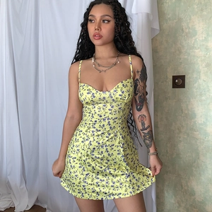 Detalle de un vestido de flores con escote corazón y estampado azul sobre amarillo