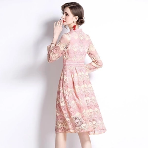 Robe trapèze élégante en dentelle rose avec manches longues et coupe ajustée