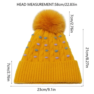 Guía de medidas para gorro de punto amarillo con pompones de colores y forro térmico