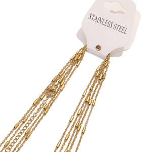 Détail d'un collier chaîne en acier inoxydable plaqué or 18k avec maillons polis