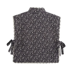 Gilet trapuntato reversibile con stampa paisley e lacci laterali per donna