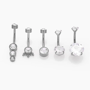 Cinq piercings de nombril variés en acier 316L avec oxydes de zirconium sur fond blanc