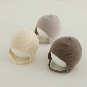 Cappelli neonato in maglia con paraorecchie crema, grigio e marrone con lacci invernali