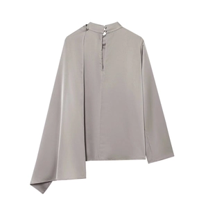Elegante blusa de satén gris de manga larga con cuello alto y diseño drapeado