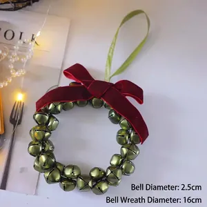 Détail de la couronne de Noël de 16cm avec nœud en velours rouge et clochettes