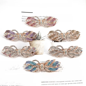 Barrettes à cheveux nœud en strass Morandi en six couleurs sur fond de magazine élégant