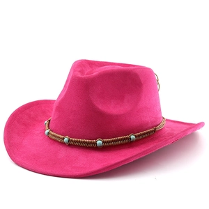 Détail du chapeau de cowboy rose vif en suède avec perles turquoise et tresse