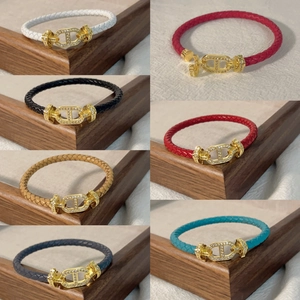 Bracciali in pelle intrecciata in sette colori con chiusure a ancora dorate brillanti