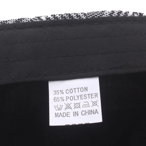 Gros plan de l'étiquette d'entretien sur la casquette gavroche à carreaux en coton
