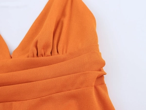 Détails de la robe d'été en lin orange avec décolleté en V et taille haute plissée élégante
