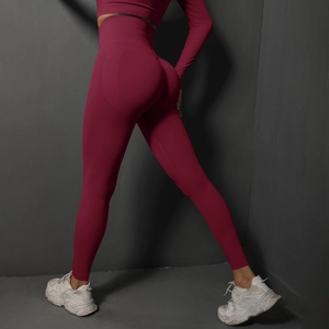 Gros plan sur l'ensemble de yoga sans couture bordeaux avec legging taille haute