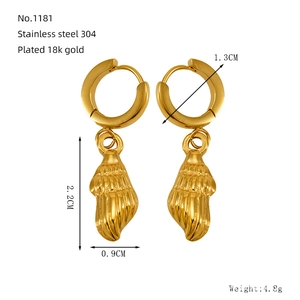 Vue détaillée des boucles d'oreilles coquillage en acier plaqué or 18K avec dimensions