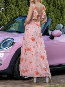 Robe française à fleurs roses avec dos nu et volants, à côté d'une voiture rose