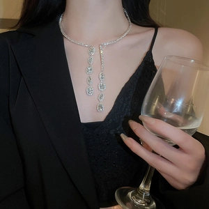 Details eines silbernen Chokers mit Zirkonia-Quasten, getragen von einem Model