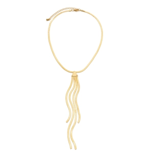 Detail einer goldenen Schlangenkette mit Dreieckselement und fließenden langen Quasten