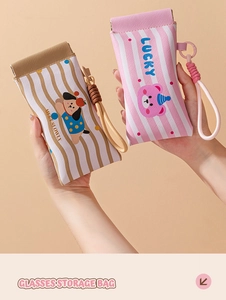 Detail der tragbaren PU-Leder Brillentasche mit süßem Cartoon-Druck und Handgröße