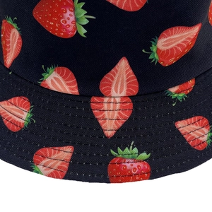 Bob réversible en toile avec motifs fraises réalistes pour une protection solaire chic