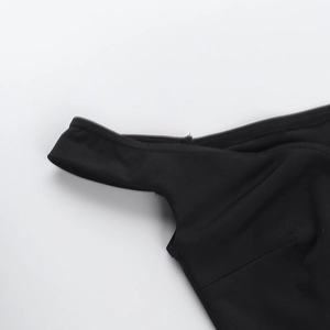 Détail rapproché de la coupe d'épaule d'un haut noir moulant à épaules dénudées