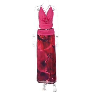 Détail d'un ensemble avec jupe en tulle à fleurs rouges et haut dos nu rose élégant pour femme