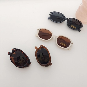 Foldable polarized sunglasses in black, cream, tortoiseshell and tea colors with UV protection