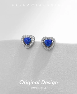 Détail de boucles d'oreilles cœur en argent 925 avec opale bleue et zircons brillants