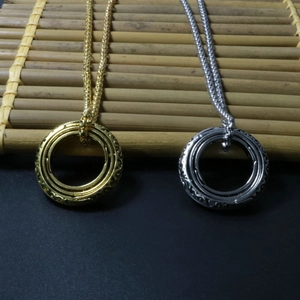 Makroaufnahme von astronomischen Klappkugelringen in Gold und Silber mit hohlem Design