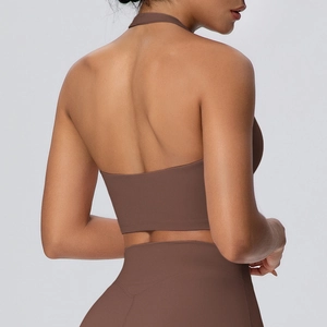 Dettaglio del set yoga marrone scuro con design incrociato sulla schiena e leggings alti