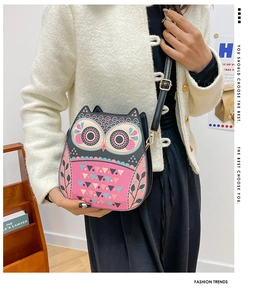 Détail du sac bandoulière hibou avec paillettes roses et cuir PU de haute qualité
