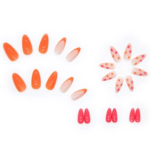 Faux ongles amande orange avec motifs de cœur et style French sur fond blanc