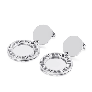 Ohrstecker aus Titanstahl in Silber mit römischen Ziffern und runden, hohlen Scheiben