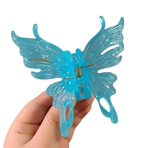 Pince à cheveux papillon bleue avec ailes élégantes et ressort en métal doré